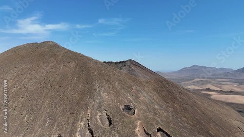 survol de paysages volcaniques et désertiques à Fuerteventura aux canaries
