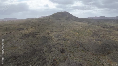 survol de paysages volcaniques et désertiques à Fuerteventura aux canaries