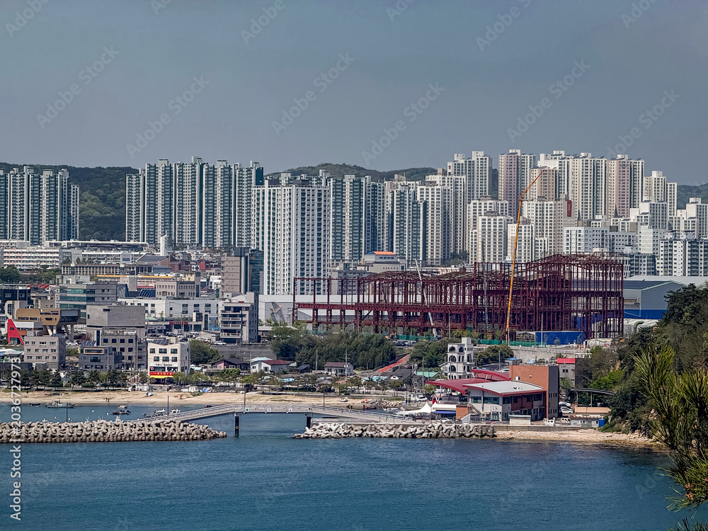 Obraz premium Ulsan, South Korea, April 18, 2026: Ilsan Beach View with Apartments, Village, Houses, Homes, Mountain Cityscape 울산 일산 해수욕장 도시 전경