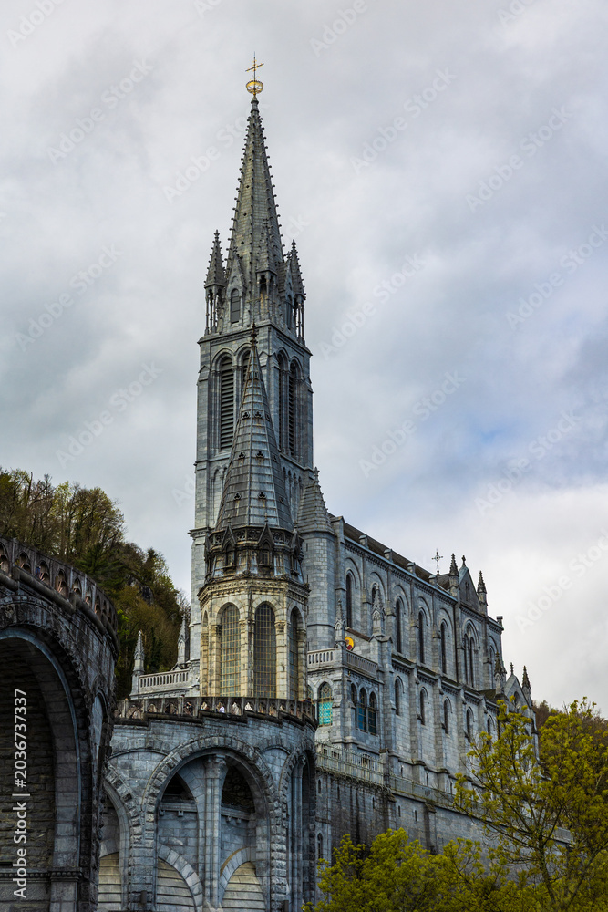 Fototapeta premium Basilica of the Immaculate Conception of Lourdes at the heart of the Sanctuary of Our Lady of Lourdes