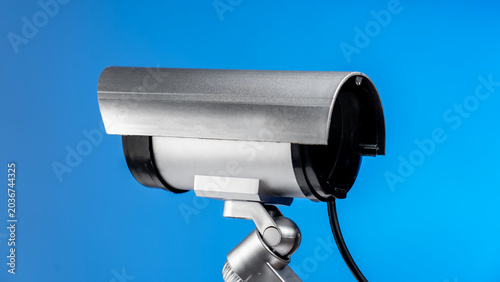 Foto Silver security camera dominates the frame