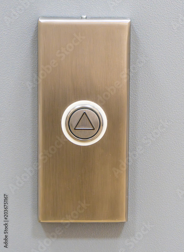 Fotografi sleek, brushed-metal elevator interface panel features a circular, illuminated p
