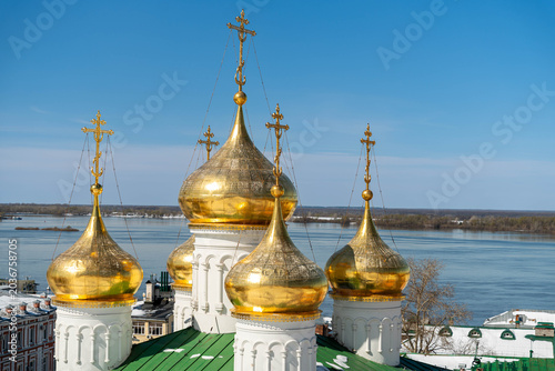 Tableau sur toile Golden Onion Domes Overlooking Wide River