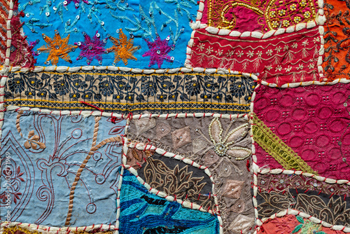 Foto Indian handmade patchwork fabric texture with colorful embroidery and sequins