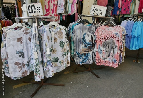 Textilienverkauf auf dem Markt von Dorchester