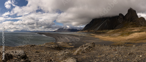 Fotografie Montagnes côtières enveloppées de nuages sur le littoral islandais