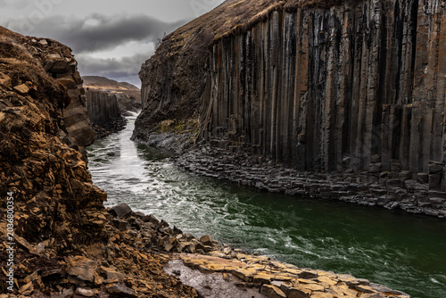 Konstfotografi Canyon basaltique spectaculaire avec rivière entre des falaises volcaniques
