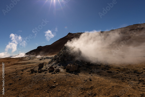 Foto Paysage géothermique islandais composé de fumerolles, de sols minéraux colorés e