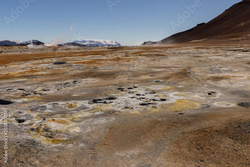 Foto Paysage géothermique islandais composé de fumerolles, de sols minéraux colorés e