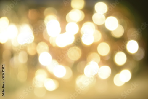 Fotografía Fondo de luces bokeh doradas y brillantes desenfocadas, con destellos dorados y blancos