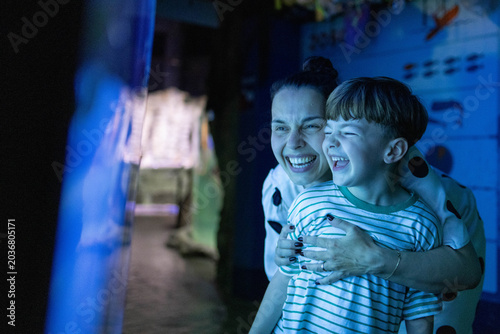 Fotografia Mother and son watching sea life in oceanarium