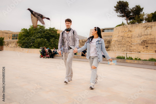 Cuadro en lienzo Couple of caucasian tourists having fun