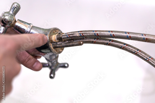 Replacement of the flexible line to the bathroom faucet.The faucet hose is leaking.Replacing the faucet with your own hands.