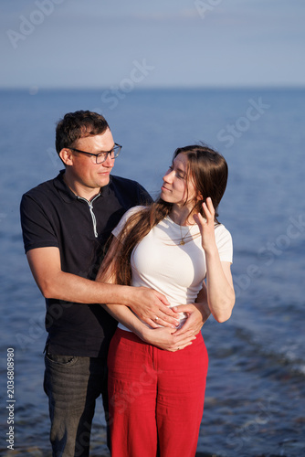 Cuadro en lienzo Romantic couple by the sea sharing a tender moment