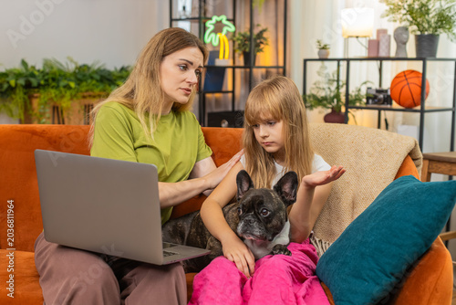 Schilderij op canvas Mother and daughter with French bulldog at home fail contest on laptop lose game sigh feel sad