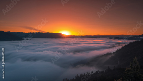 Obraz na płótnie 朝焼けの光が雲海と山並みを金色に染める壮大な風景写真