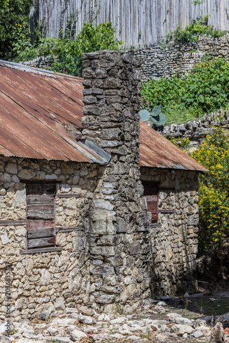 Photos old stone house in the forest