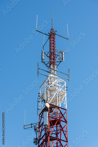 Grandes torres de telecomunicaciones con el azul del cielo de fondo
