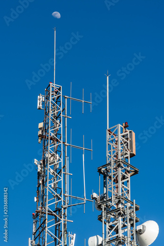 Grandes torres de telecomunicaciones con el azul del cielo de fondo