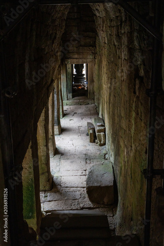 Canvastavla A long corridor of ancient stone doorways at Bayon Temple, Angkor Wat, Siem Rep, Cambodia
