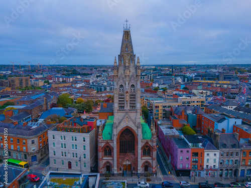 Foto John's Lane Church (Church of St Augustine and St John) aerial view at 94 Thomas Street in Usher's Quay, old city of Dublin, Ireland