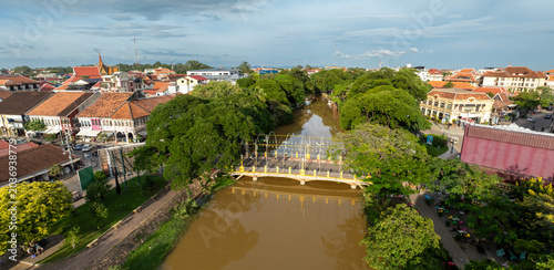 Foto Old Market Bridge, Siem Rep, Cambodia, spans a muddy riverreflecting the trees and lights
