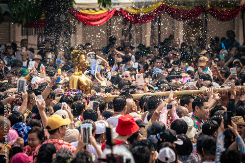 Foto The annual Nong Khai Grand Songkran Festival, themed Songkran of the White Clot