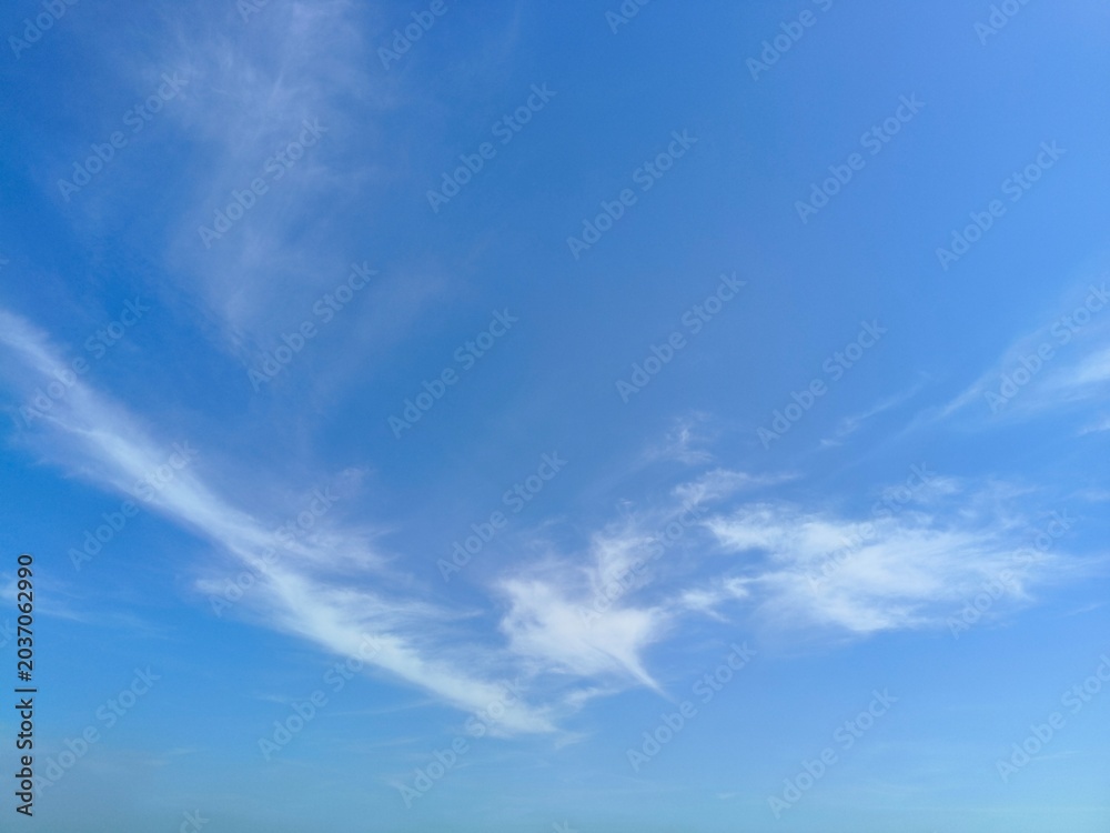 Obraz premium a sprinkling of white clouds in the blue sky