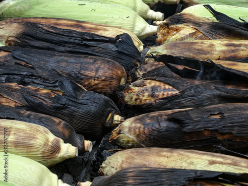Foto Corn on the cob being roasted over on fire