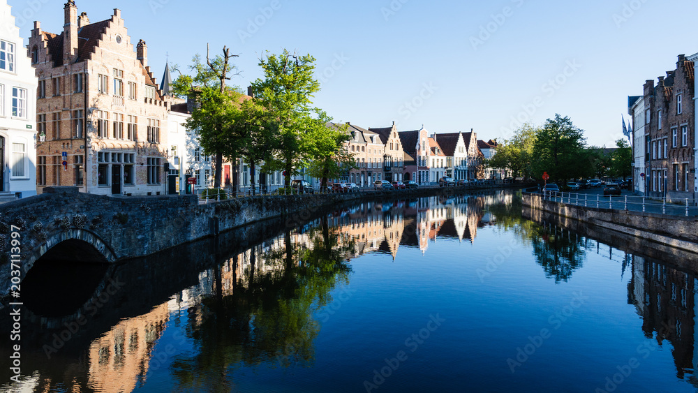 Fototapeta premium Symmetrical Reflections on Bruges Canal