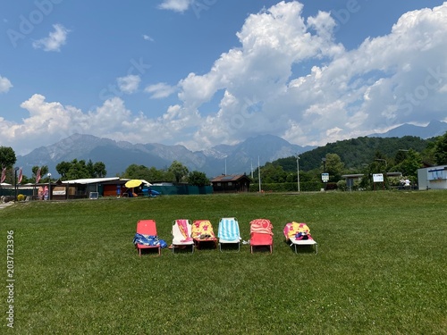 sedie al sole sul prato