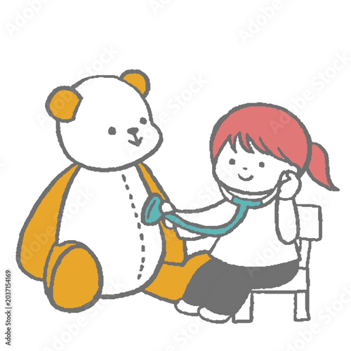 お医者さんごっこ遊びをする女の子とくまのぬいぐるみ