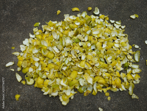 Fotografia Heap of Yellow Lemon Peels on Ground