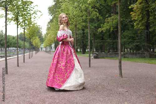 Foto woman in a classic ball gown