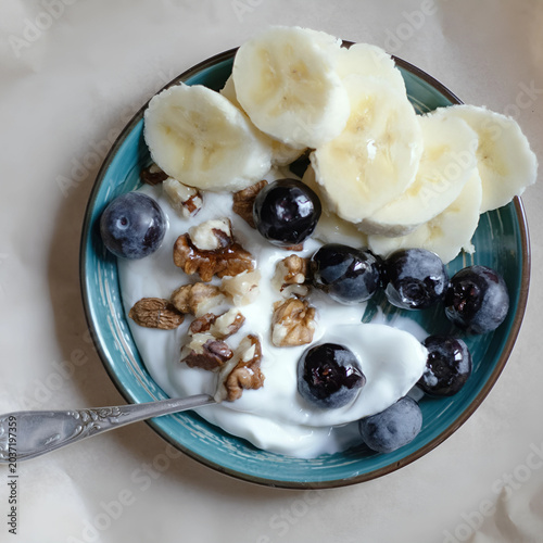 Healthy Yogurt Bowl with Banana, Blueberries & Walnuts – Nutritious Breakfast Recipe Idea
