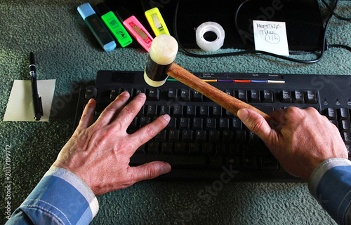 Fotografija Romper ordenador con martillo maza a golpes en teclado error y enfado hammer hit