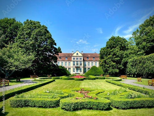 Tableau sur toile Abbot's Palace in Oliwa Park, Gdansk, Poland, features a historical building with a Baroque architectural style