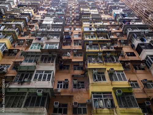 Foto Upward view of famous Monster Building residential complex in Hong Kong