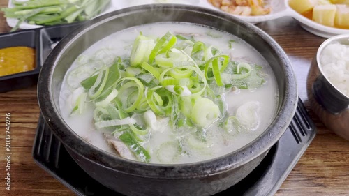 뚝배기에 담겨 김이 모락모락 나는 따뜻하고 진한 순대국 영상