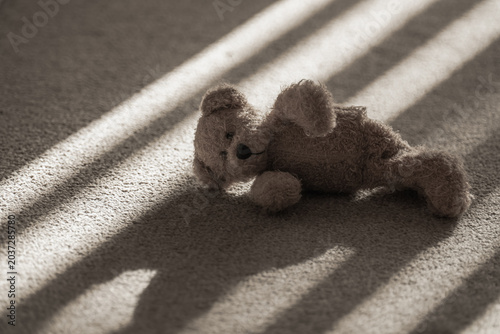 Photos Teddy bear, warm sunlight, soft shadow and cozy carpet background with nostalgic atmosphere