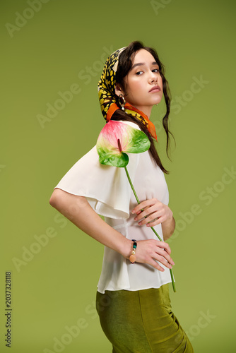 Foto Stylish young woman embraces summer vibes with vibrant flair and colorful floral
