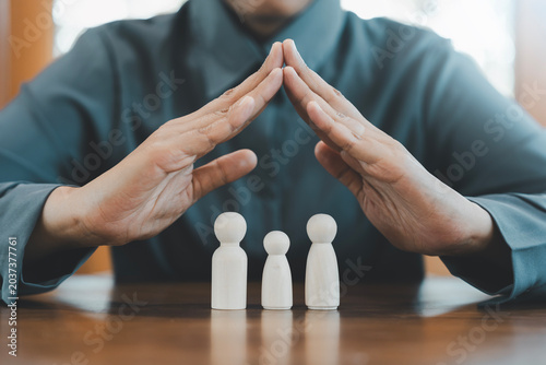Φωτογραφία Family life insurance and protection concept home insurance, shelter, care, secu