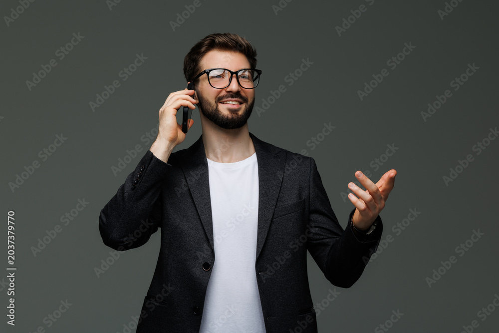 Φωτογραφία Young business man talk on phone on gray background
