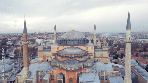 Fotografía Aerial drone view of the historical Hagia Sophia Grand Mosque (Ayasofya-i Kebir Cami-i Şerifi) showcasing its magnificent dome, minarets, and the historic peninsula cityscape