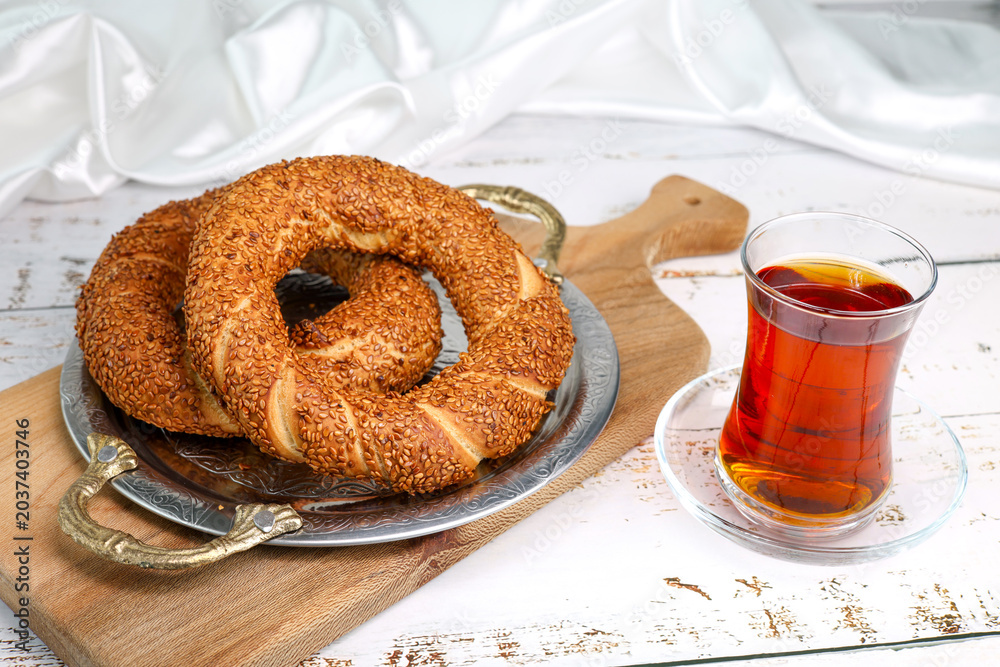 Φωτογραφία simit çay bagel bread with sesame seeds and tea