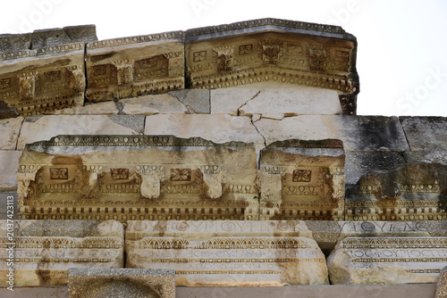 Billede på lærred Detail of tympanum of Monument of Agonothetes, part of Buleuterion- Apollonia, A