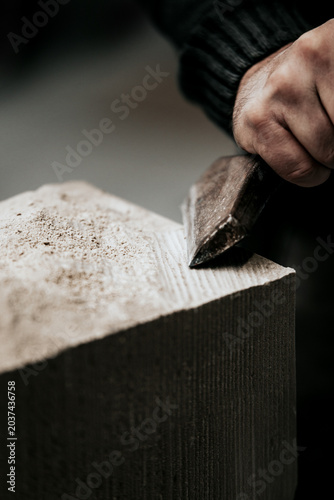 Tableau sur toile stone mason is working with different tools like chisel, mallet or hammer