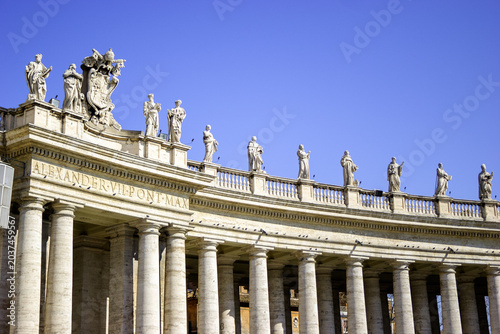 Tableau sur toile Statues of saints line the colonnade of St
