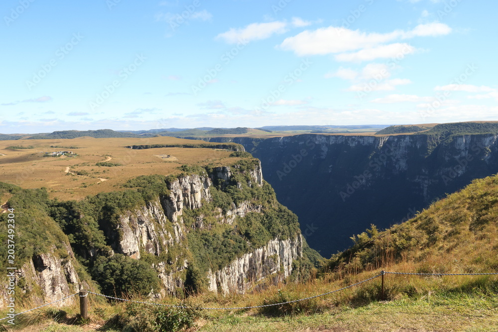 Obraz premium Canion Fortaleza, na Serra Geral, na cidade de Cambará do Sul que fica no estado do Rio do Sul, no Brasil, dentro do Parque Nacional dos Aparados da Serra.