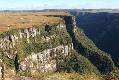 Canion Fortaleza, na Serra Geral, na cidade de Cambará do Sul que fica no estado do  Rio do Sul, no Brasil, dentro do Parque Nacional dos Aparados da Serra.